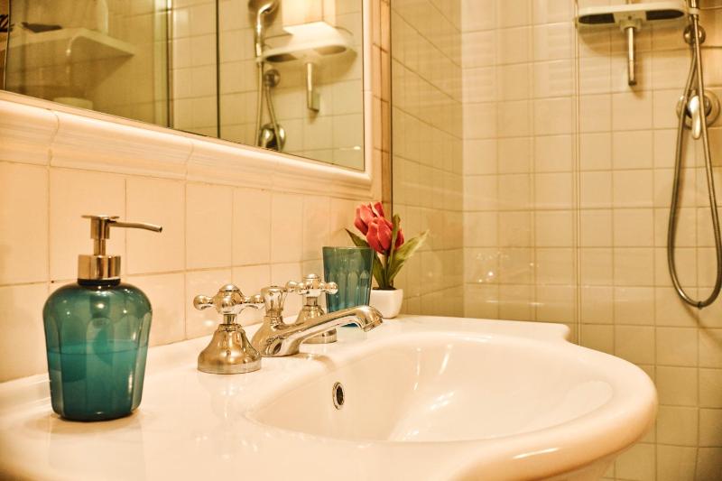 Studio - Split Level image 3