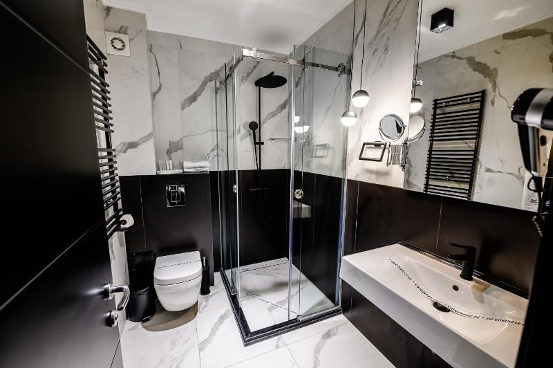Deluxe Double or Twin Room with Pool View image 3