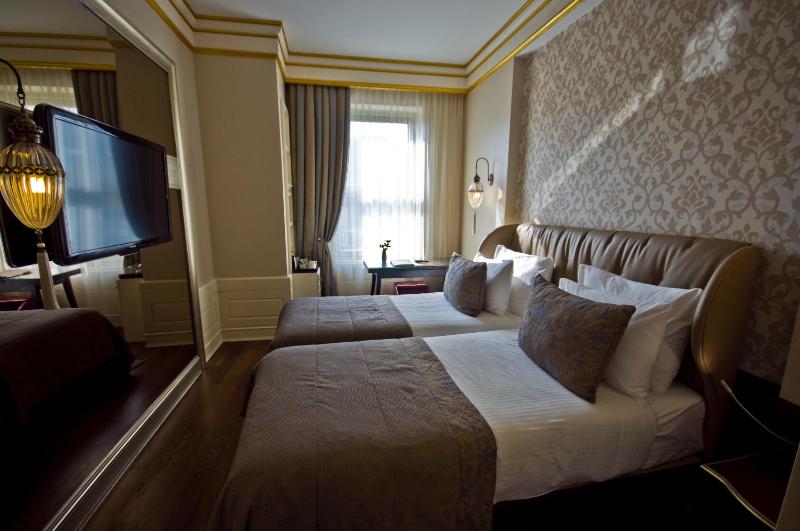 Deluxe Family Room image 3