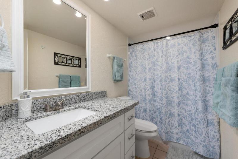 Lovely 2 Bed 2 Bath 2nd Floor Condo By Beach - image 16