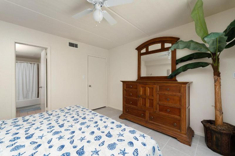 Lovely 2 Bed 2 Bath 2nd Floor Condo By Beach - image 14