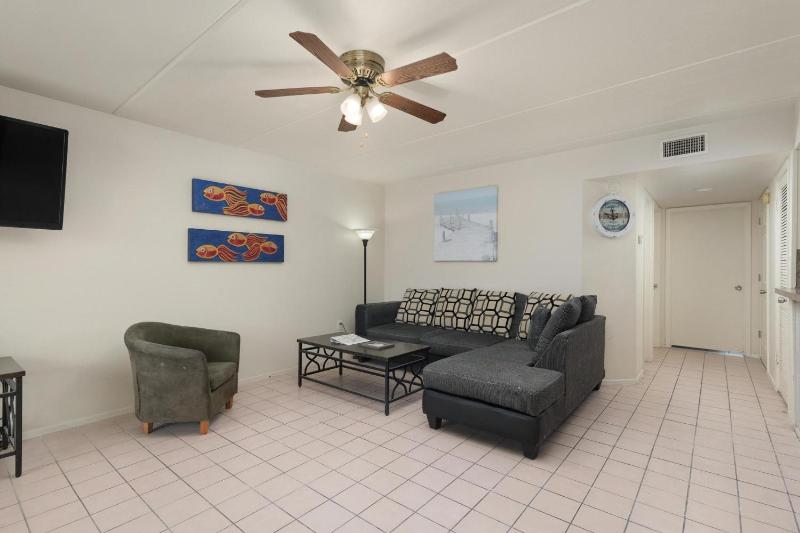 Lovely 2 Bed 2 Bath 2nd Floor Condo By Beach - image 5