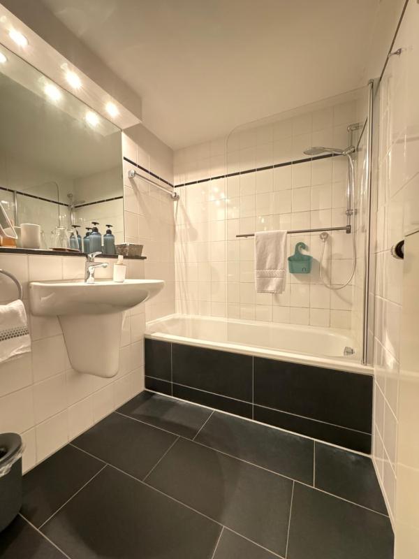 Deluxe Double Room with Bath image 4