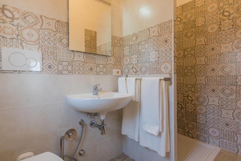 Deluxe Double or Twin Room with Balcony image 2