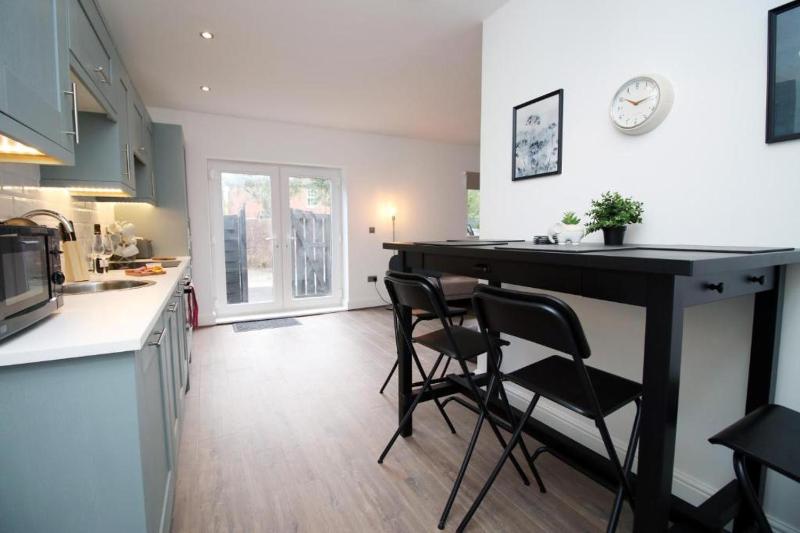 Spacious 2 Bedroom Apartment with Free parking Images
