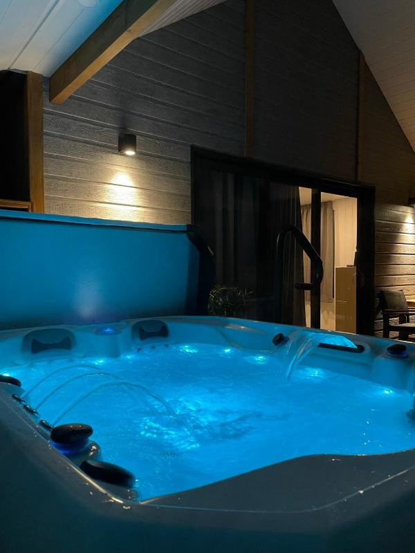 Suite with Hot Tub image 4