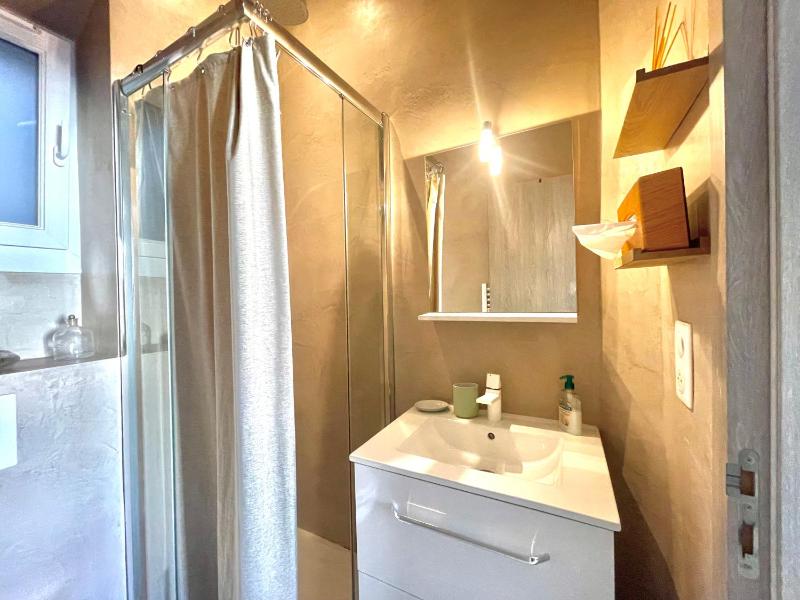 One-Bedroom Apartment image 2