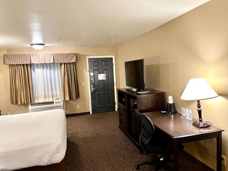Two-Room Suite with One King and One Queen Bed image 4
