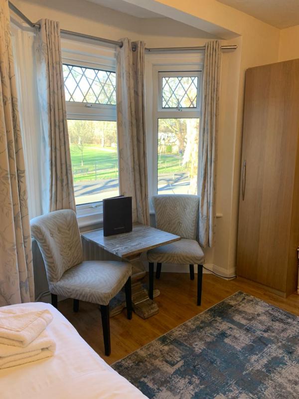 Double Room image 4
