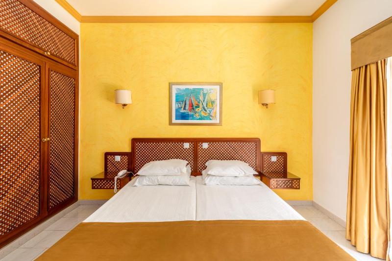 Double or Twin Room with Garden View image 2