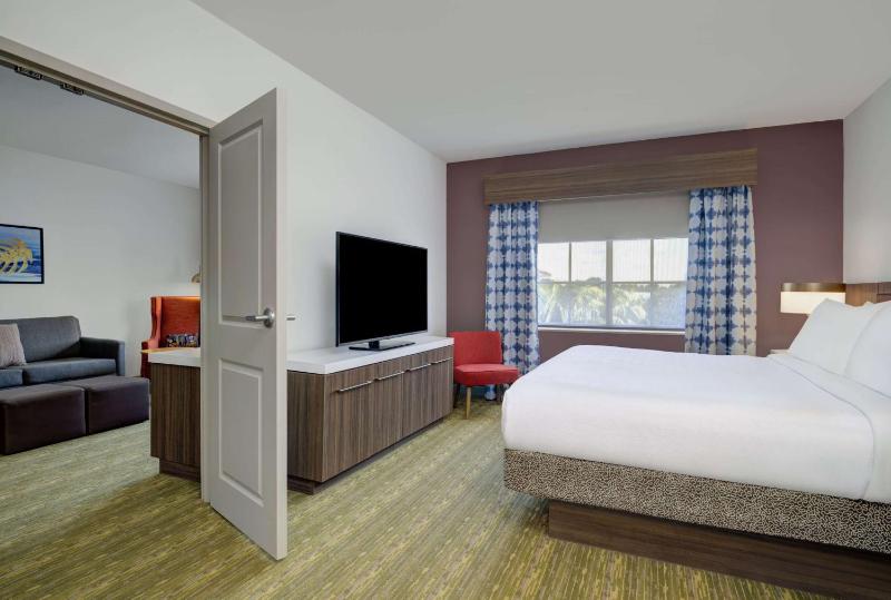 One-Bedroom King Suite with Sofa Bed image 4