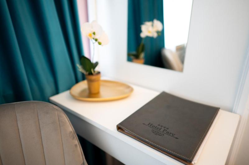 Superior Double Room Side Sea View image 3