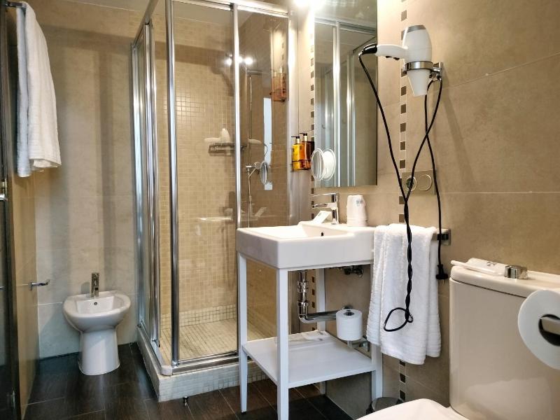 Triple Room with Balcony image 3