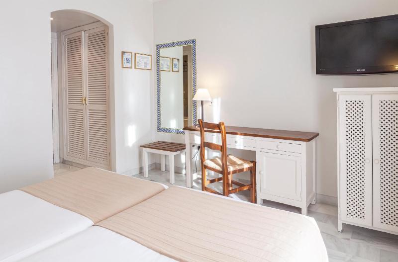Twin Room image 3