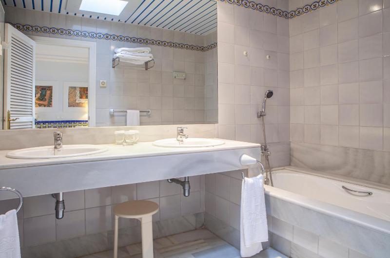 Superior Double Room image 4