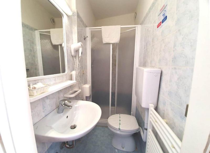 Twin Room with Private Bathroom image 2