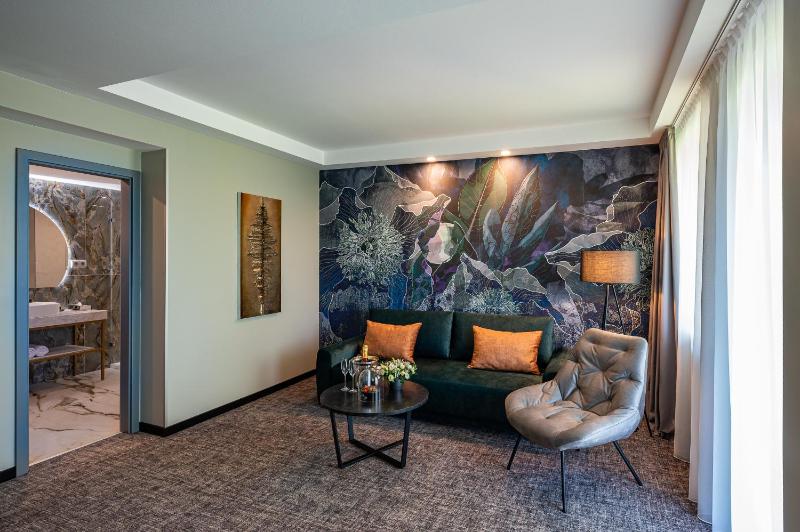 Deluxe Family Suite image 3