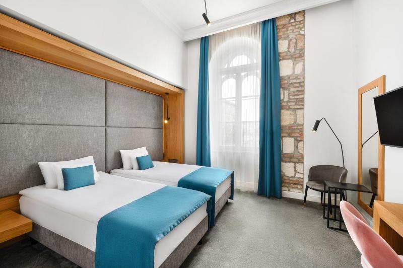 Standard Double or Twin Room image 4