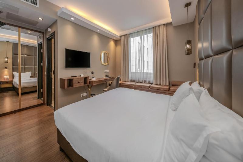 Deluxe Double Room image 3