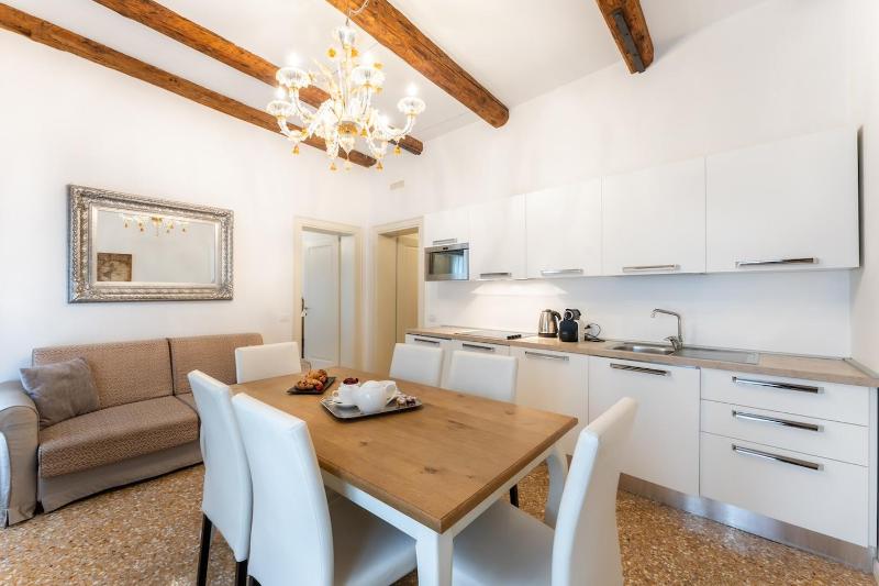 Superior Three-Bedroom Apartment with Terrace - Split Level image 3