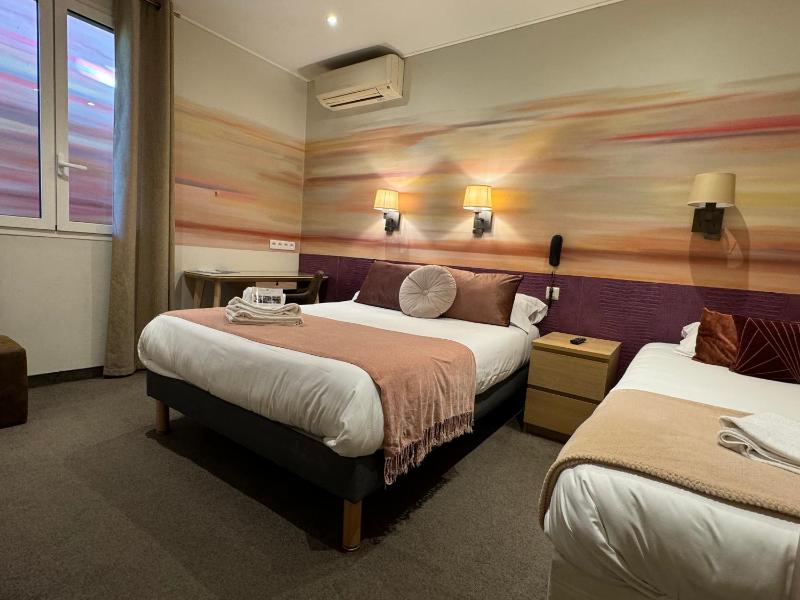 Triple Room with window overlooking a painted wall image 2