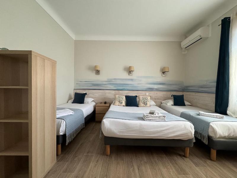 Standard Quadruple Room with window overlooking the parking image 3