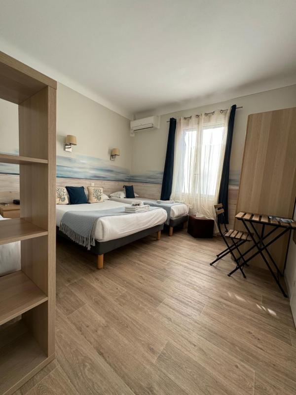 Standard Quadruple Room with window overlooking the parking image 2