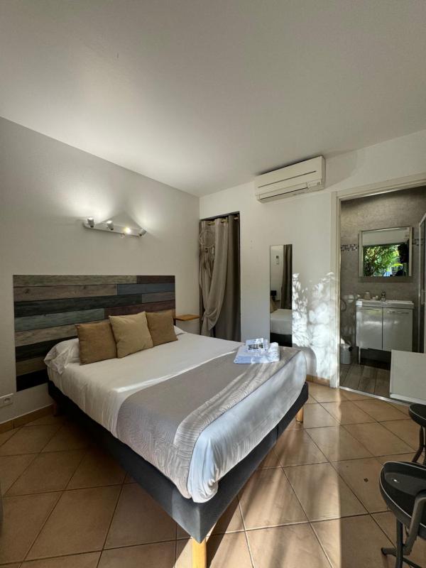 Standard Double or Twin Room - Garden Side image 2