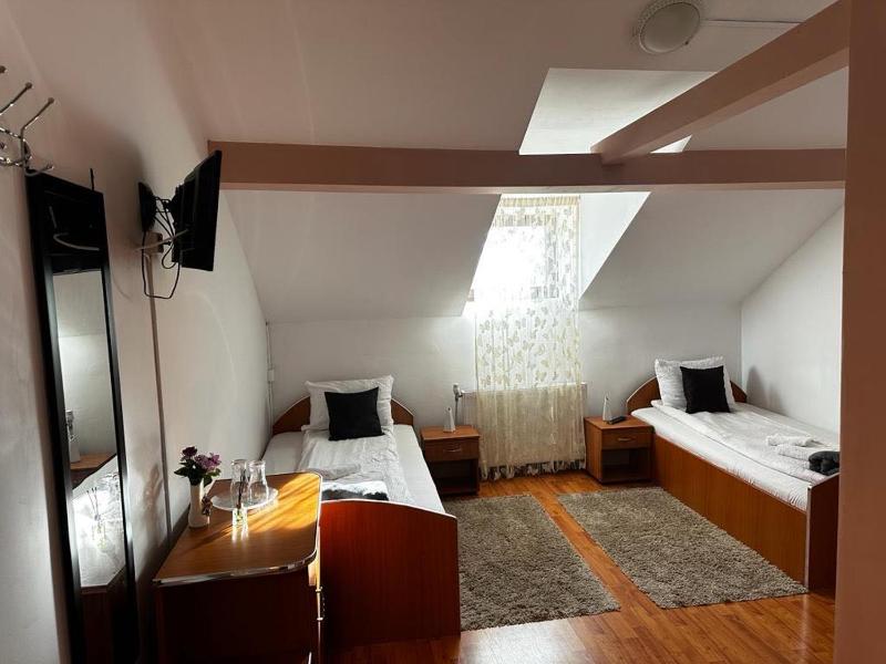 Twin Room with Bathroom image 1