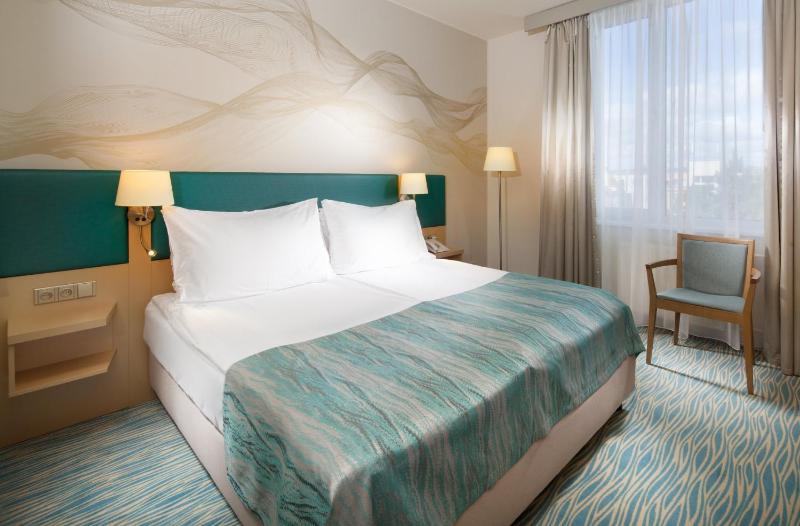 Standard King Room image 2