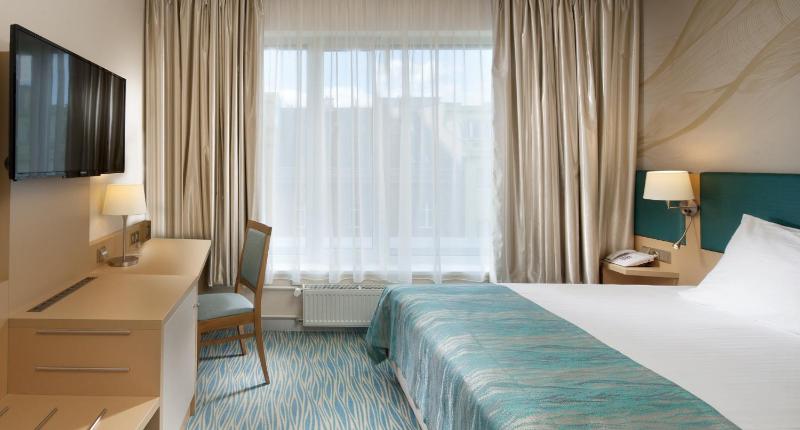 Standard Queen Room image 4