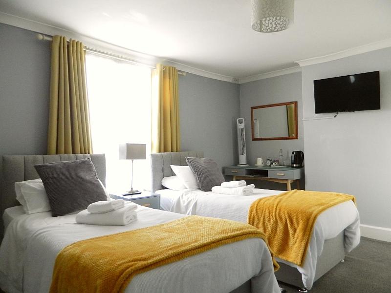 Twin Room image 3