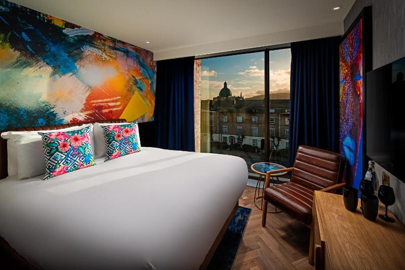 Deluxe King Room with view image 1