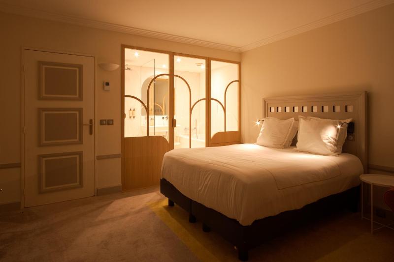 Deluxe Family Suite image 2