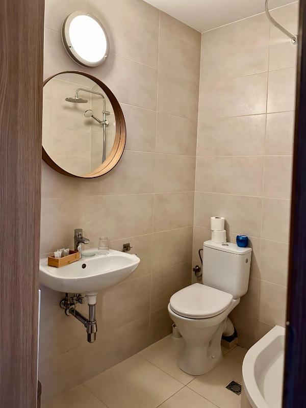 Twin Room image 4