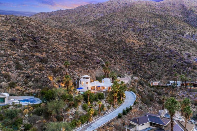 Santorini House Panoramic Palm Springs Views - image 16