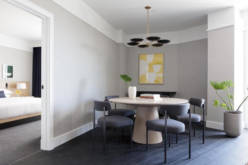 One-Bedroom Suite with Dining Area and Terrace image 4