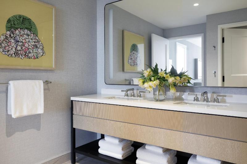One-Bedroom Suite image 2