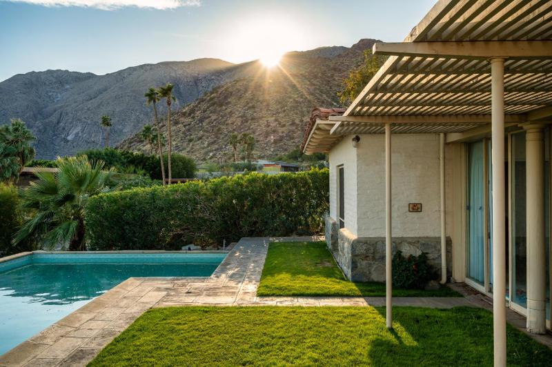 Cielo Vista Retro Palm Springs Getaway - image 8
