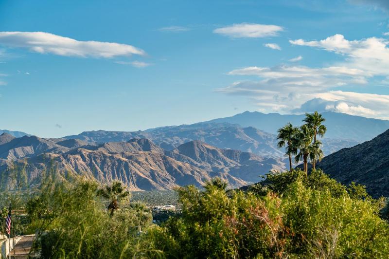 Cielo Vista Retro Palm Springs Getaway - image 22