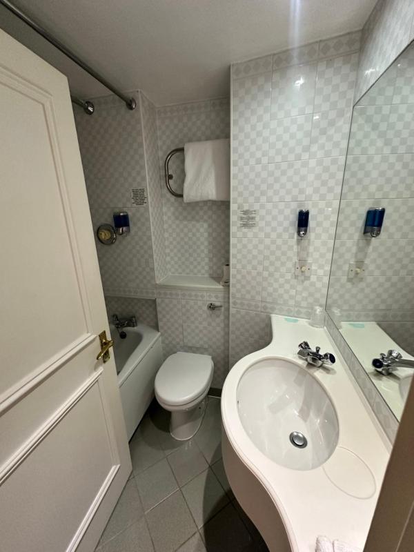 Family Room (2 Adults + 1 Child) image 3