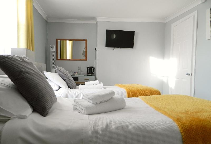 Twin Room image 2