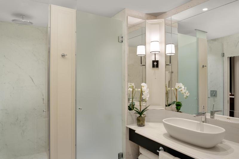 Deluxe Double Room image 2