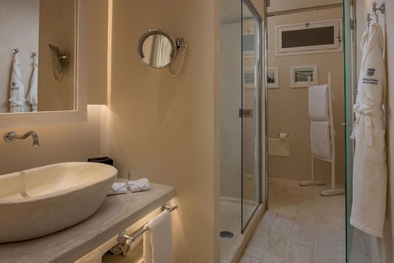 Deluxe Room image 4
