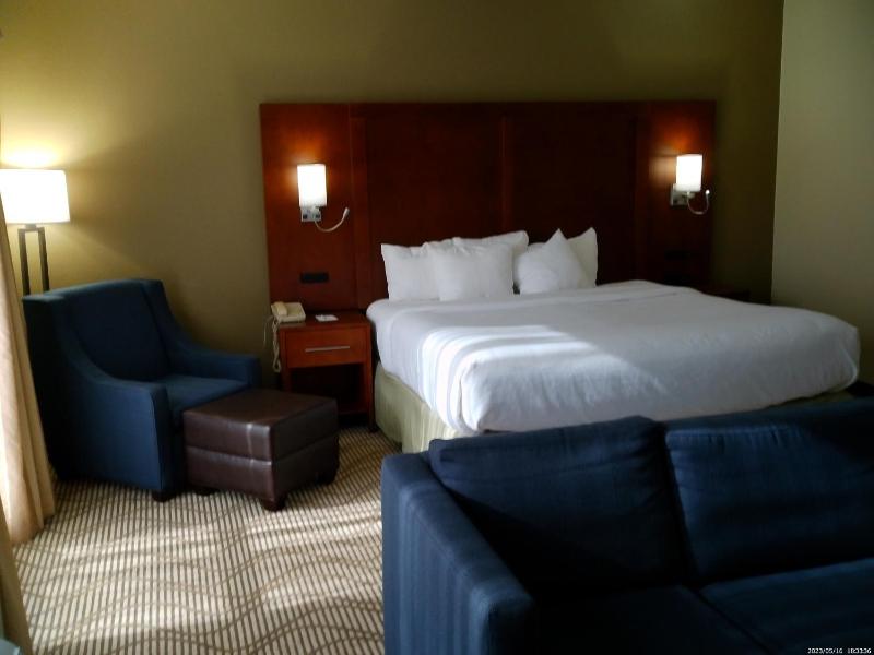 King Suite - Non-Smoking image 4