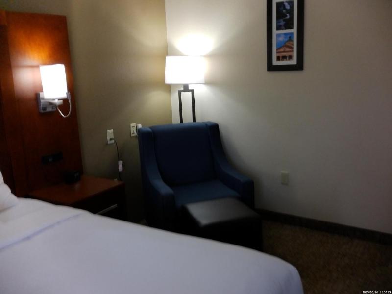 King Room with Mobility/Hearing Access and Roll-In Shower, Non-Smoking image 2