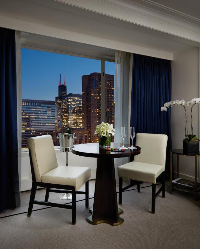 Deluxe King Room image 2