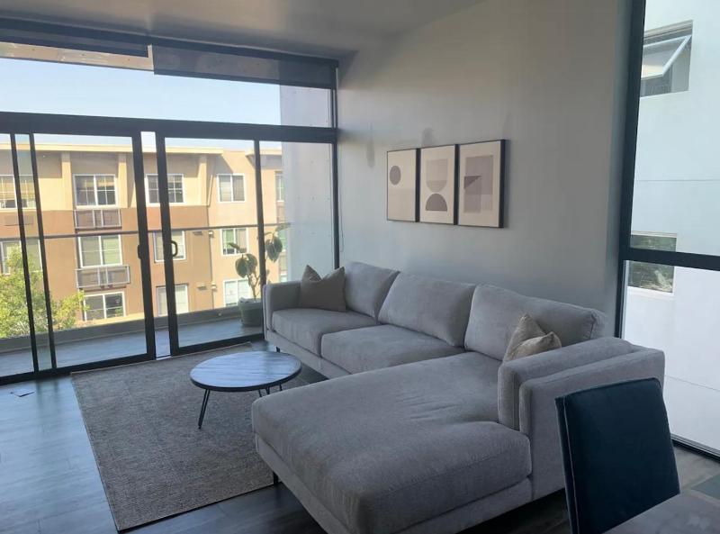 Modern 2-Bedroom Apartment in Little Italy - image 9