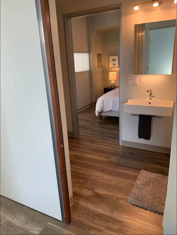 Modern 2-Bedroom Apartment in Little Italy - image 10