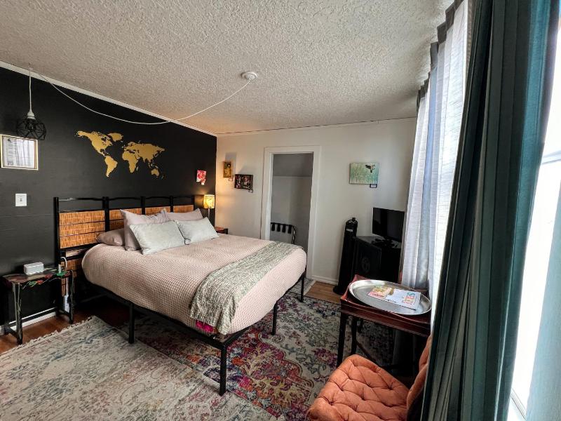 Deluxe Queen Suite image 3